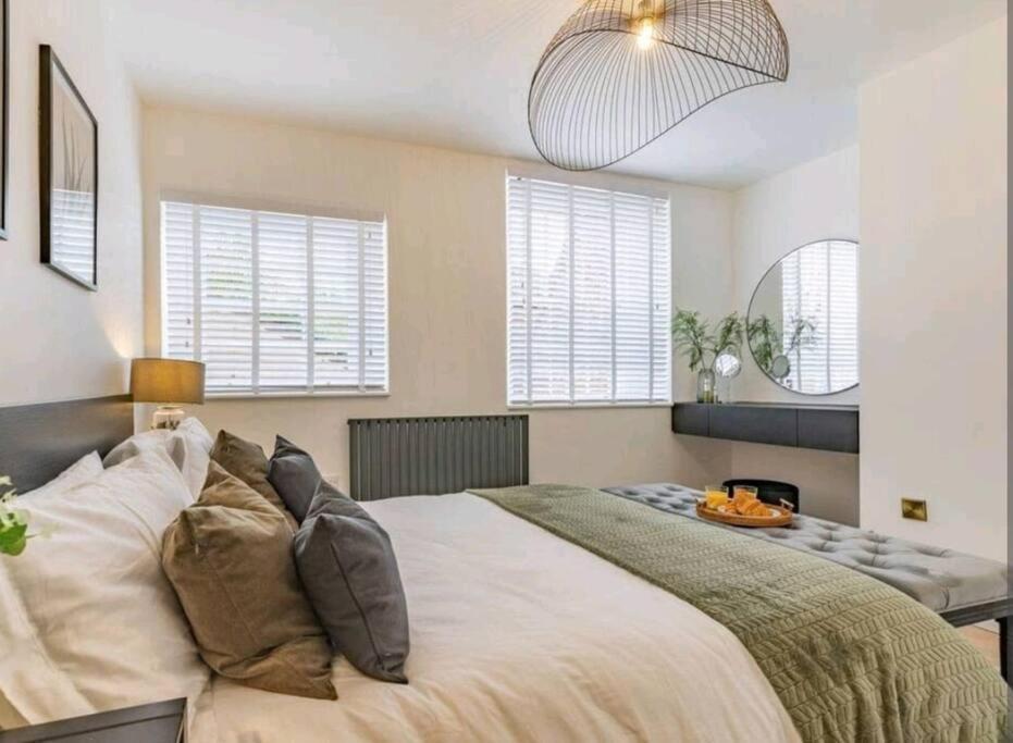 St Marg'S Hideaway; Grade II Listed Luxury Apartment In The Heart Of Cheltenham - Gateway To The Cotswolds! Sleeps 4 - Outdoor Seating And Free Private Parking! Exteriör bild