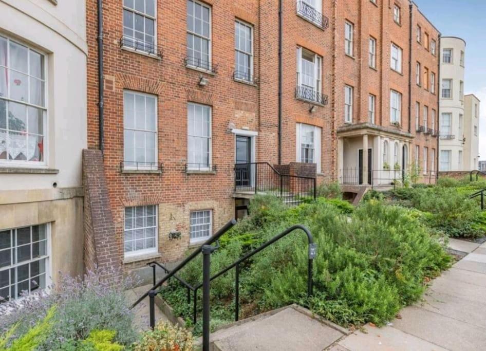 St Marg'S Hideaway; Grade II Listed Luxury Apartment In The Heart Of Cheltenham - Gateway To The Cotswolds! Sleeps 4 - Outdoor Seating And Free Private Parking! Exteriör bild