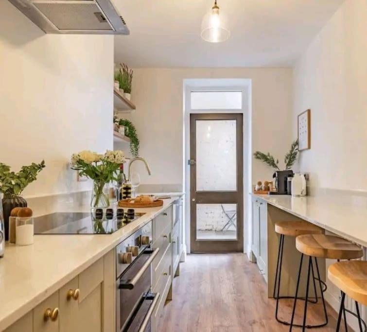 St Marg'S Hideaway; Grade II Listed Luxury Apartment In The Heart Of Cheltenham - Gateway To The Cotswolds! Sleeps 4 - Outdoor Seating And Free Private Parking! Exteriör bild
