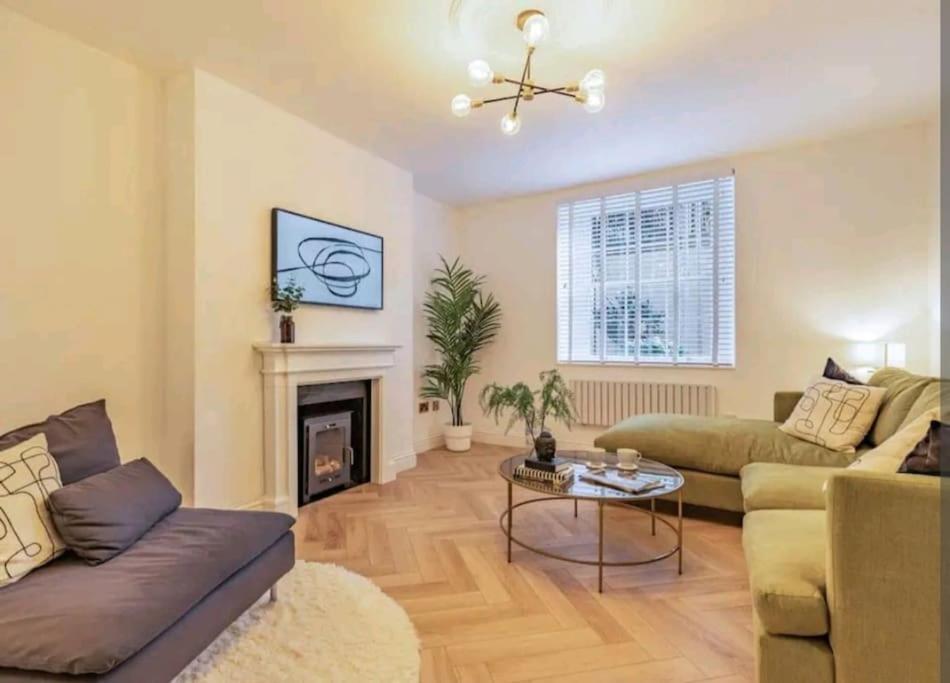 St Marg'S Hideaway; Grade II Listed Luxury Apartment In The Heart Of Cheltenham - Gateway To The Cotswolds! Sleeps 4 - Outdoor Seating And Free Private Parking! Exteriör bild
